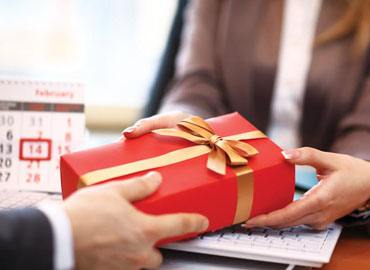 Những nỗi thống khổ khi phải mua quà tặng sếp