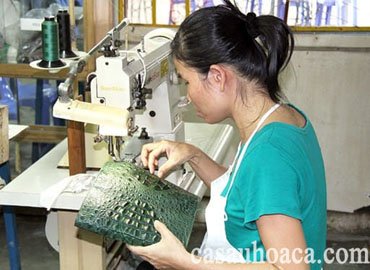 Quy trình làm túi xách da cá sấu