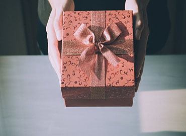 Sinh nhật người yêu nên làm gì? Có nên tặng quà cho người yêu cũ?